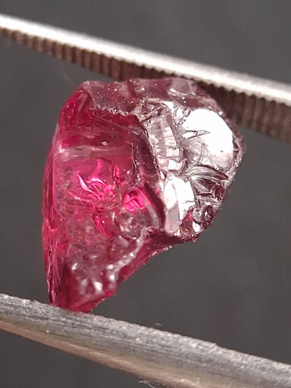 Natural Rhodolite Garnet - 3.235 ct - Rough Garnet for faceting - unheated - purplish red - Natural Gems Belgium