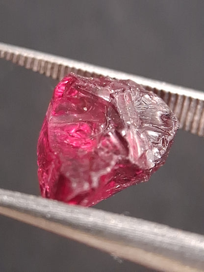 Natural Rhodolite Garnet - 3.235 ct - Rough Garnet for faceting - unheated - purplish red - Natural Gems Belgium