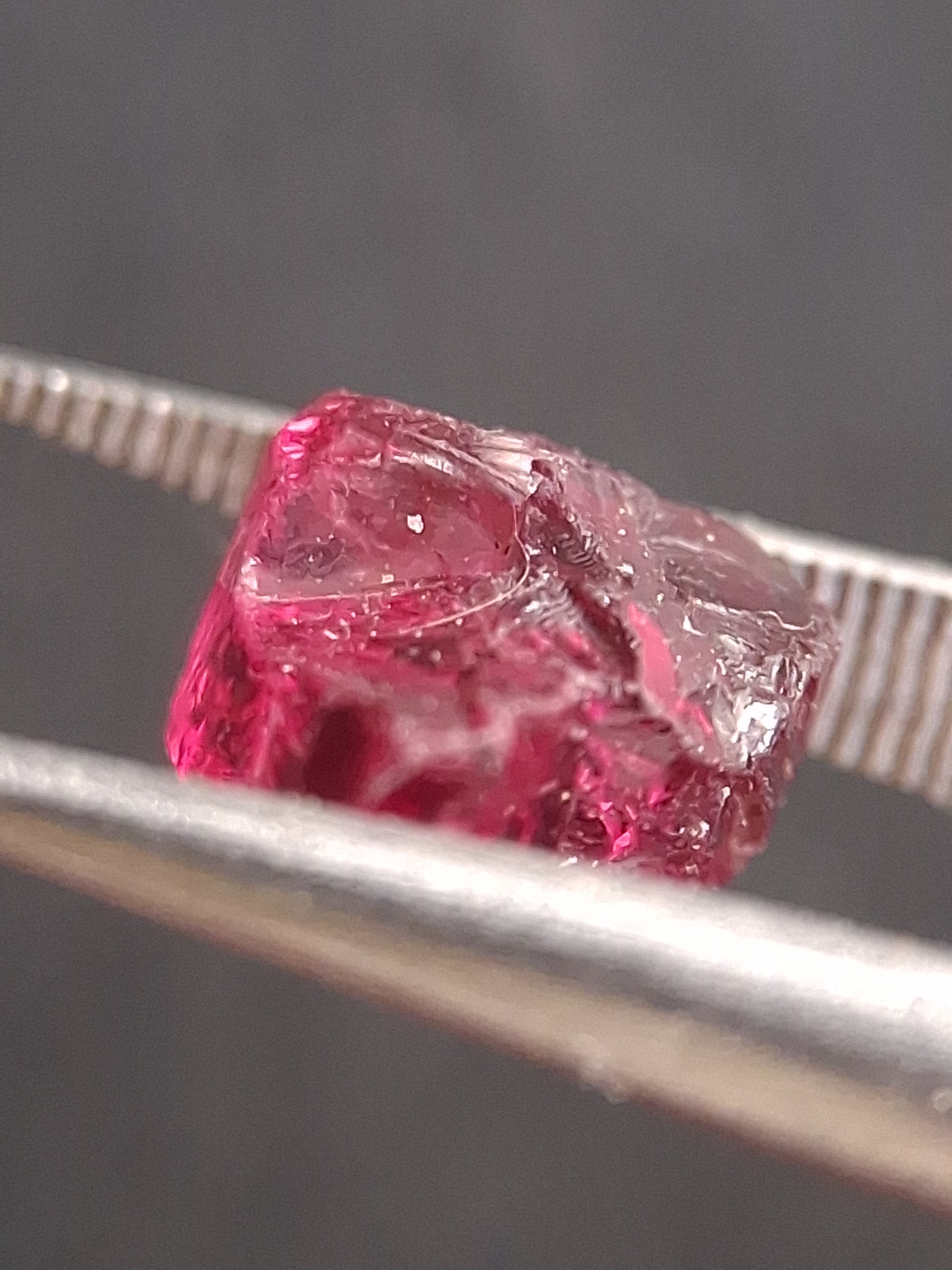 Natural Rhodolite Garnet - 3.235 ct - Rough Garnet for faceting - unheated - purplish red - Natural Gems Belgium