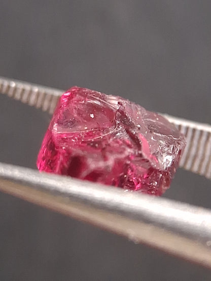 Natural Rhodolite Garnet - 3.235 ct - Rough Garnet for faceting - unheated - purplish red - Natural Gems Belgium