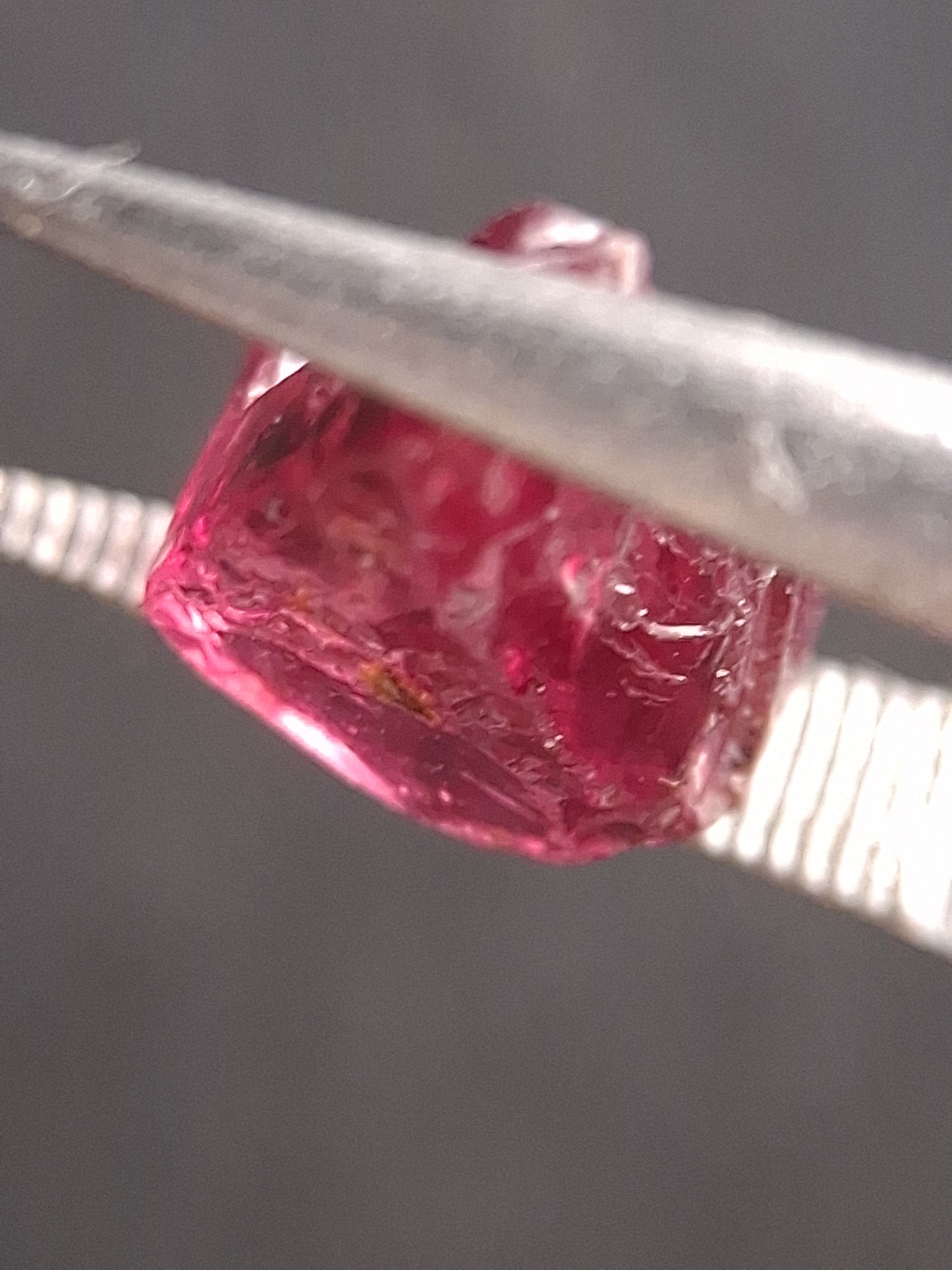 Natural Rhodolite Garnet - 3.235 ct - Rough Garnet for faceting - unheated - purplish red - Natural Gems Belgium