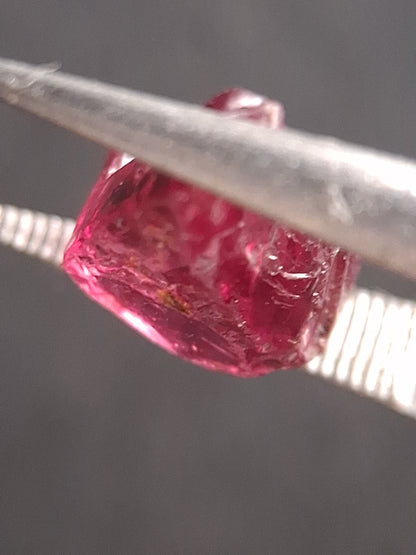 Natural Rhodolite Garnet - 3.235 ct - Rough Garnet for faceting - unheated - purplish red - Natural Gems Belgium
