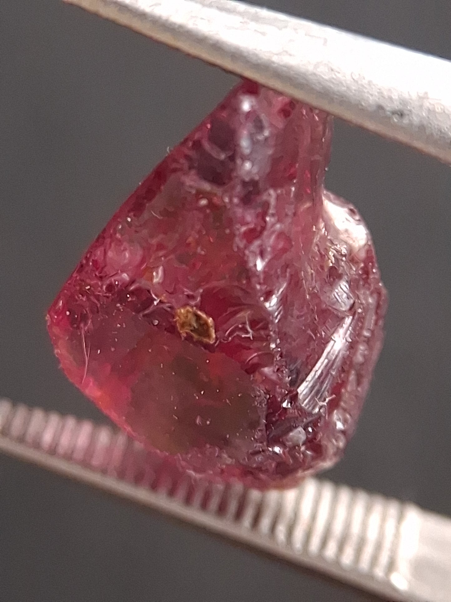 Natural Rhodolite Garnet - 3.235 ct - Rough Garnet for faceting - unheated - purplish red - Natural Gems Belgium