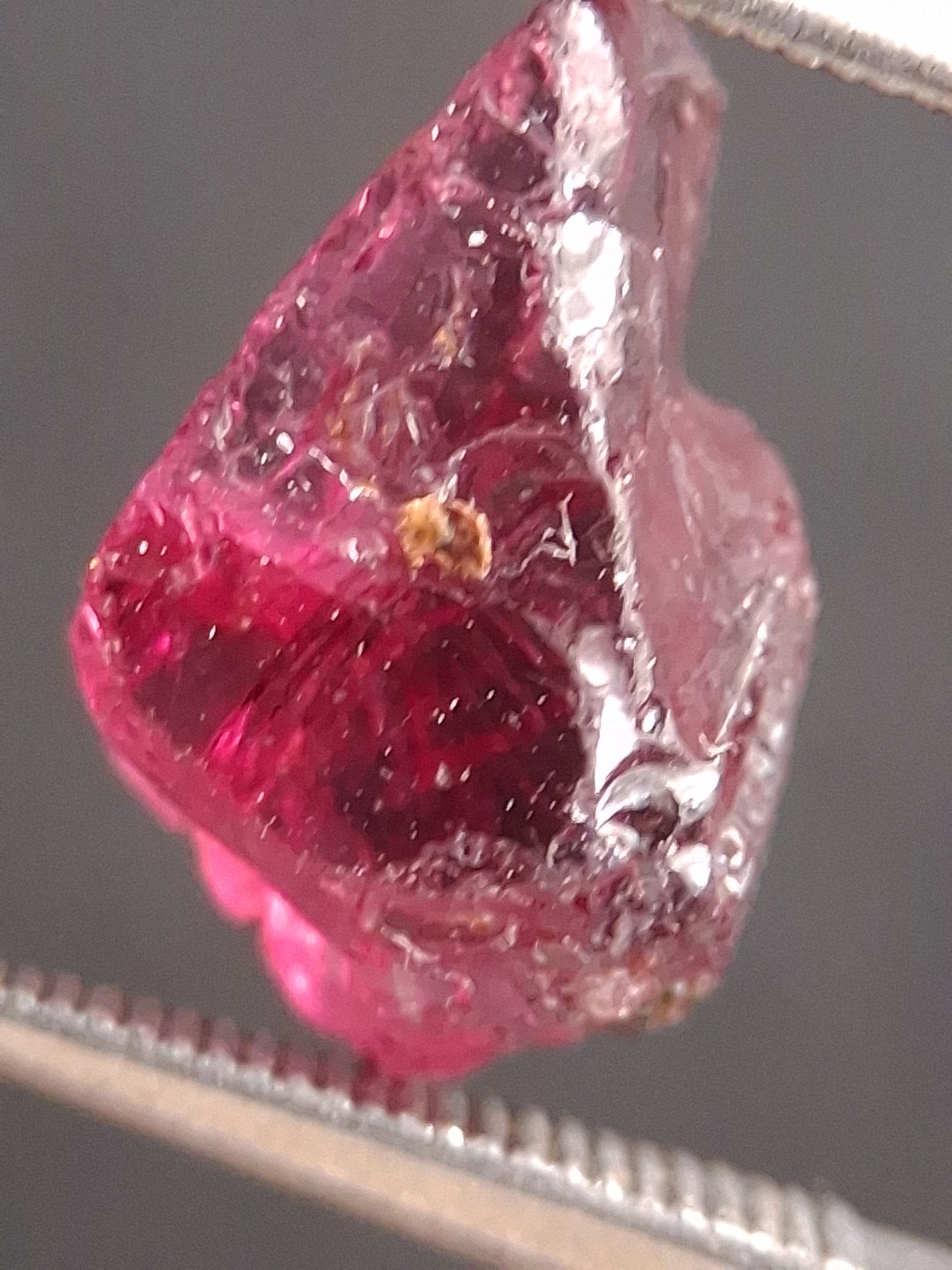 Natural Rhodolite Garnet - 3.235 ct - Rough Garnet for faceting - unheated - purplish red - Natural Gems Belgium