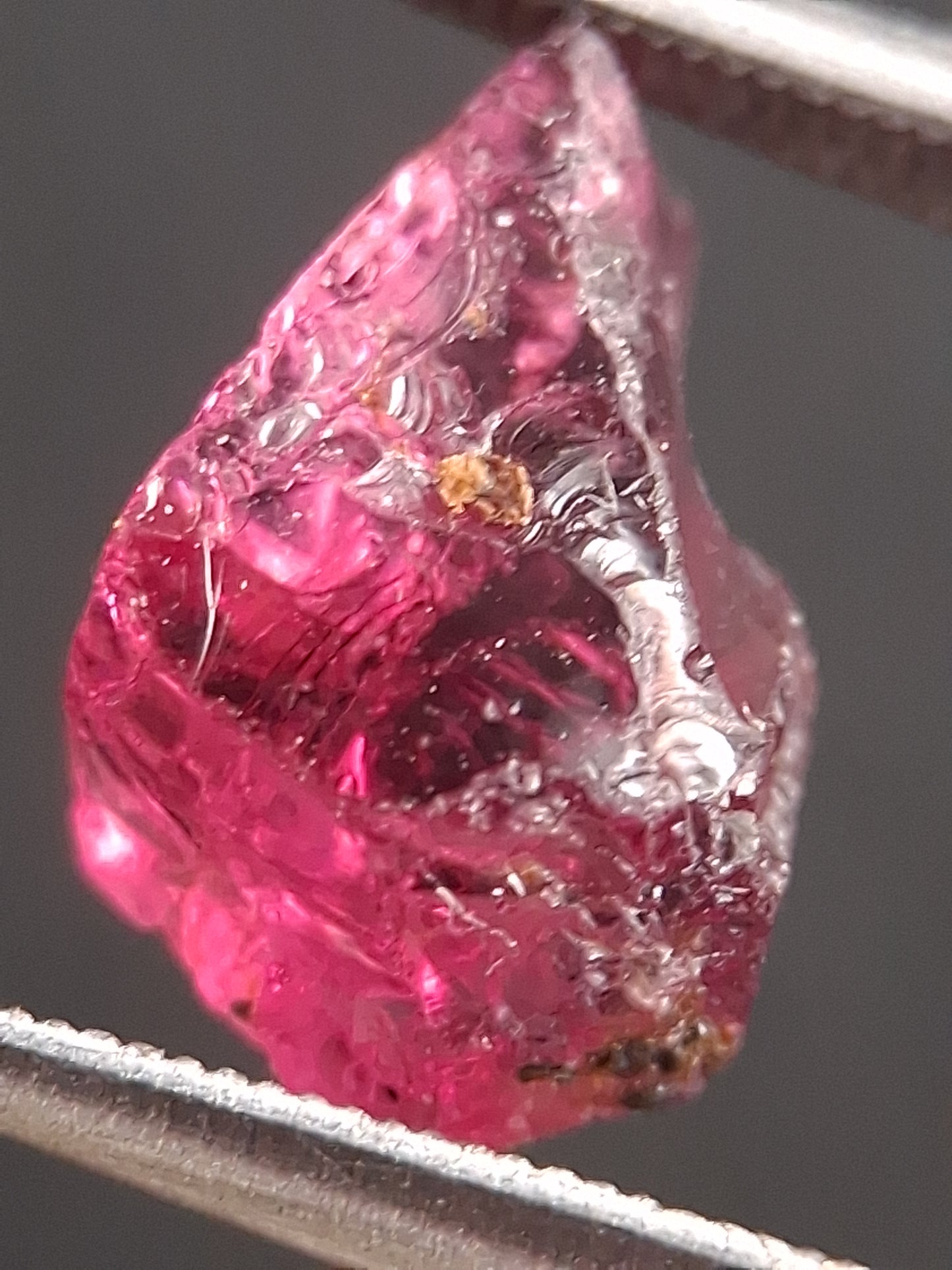 Natural Rhodolite Garnet - 3.235 ct - Rough Garnet for faceting - unheated - purplish red - Natural Gems Belgium