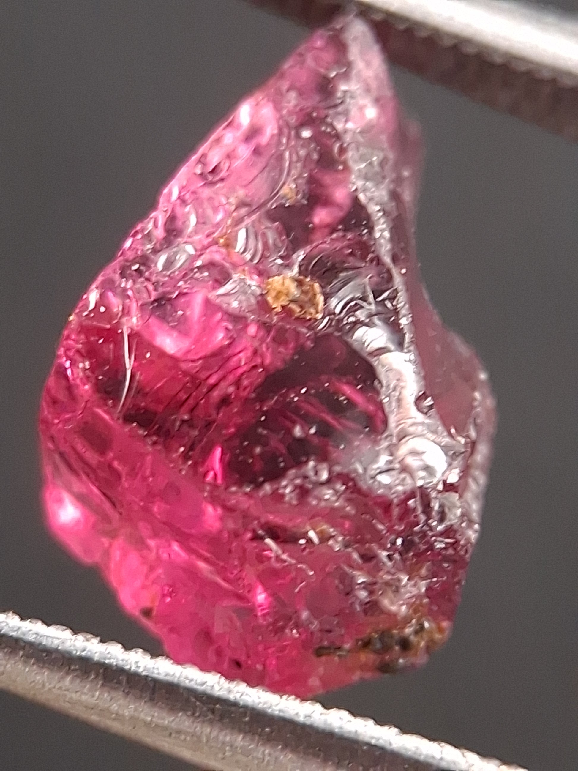 Natural Rhodolite Garnet - 3.235 ct - Rough Garnet for faceting - unheated - purplish red - Natural Gems Belgium