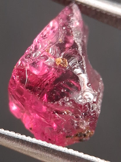 Natural Rhodolite Garnet - 3.235 ct - Rough Garnet for faceting - unheated - purplish red - Natural Gems Belgium