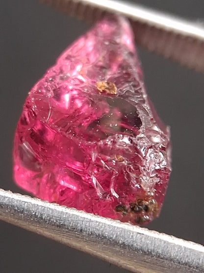 Natural Rhodolite Garnet - 3.235 ct - Rough Garnet for faceting - unheated - purplish red - Natural Gems Belgium