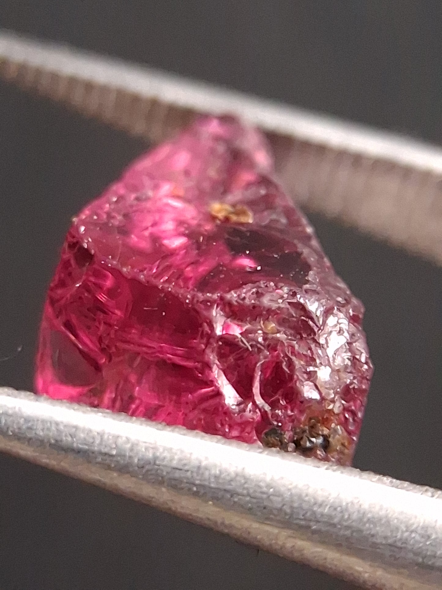 Natural Rhodolite Garnet - 3.235 ct - Rough Garnet for faceting - unheated - purplish red - Natural Gems Belgium