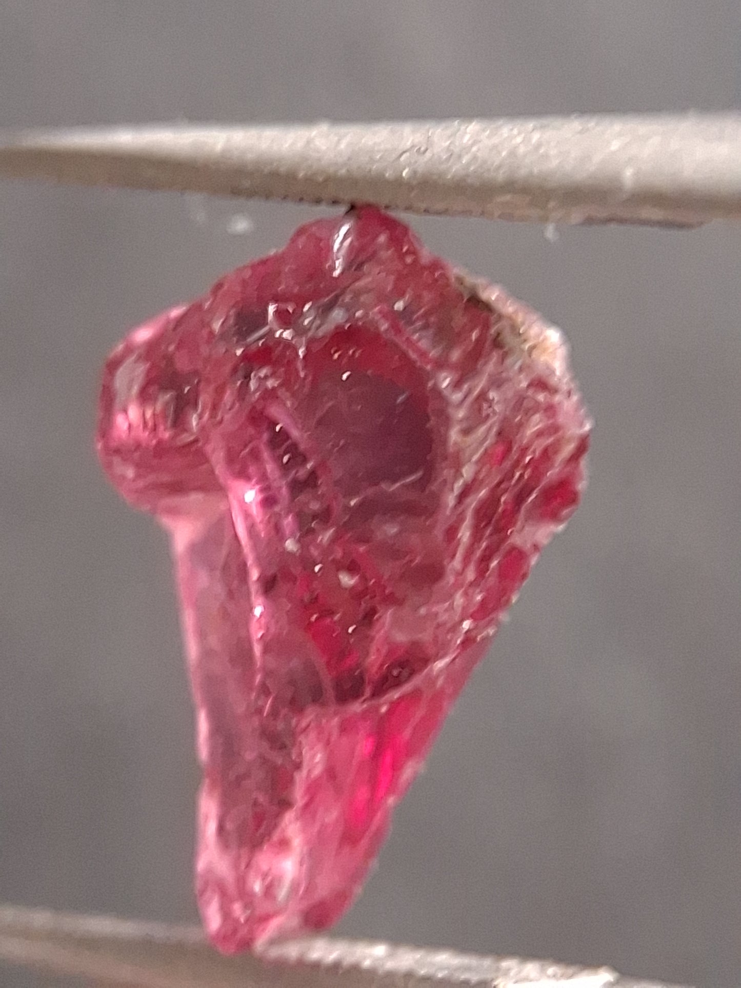 Natural Rhodolite Garnet - 3.235 ct - Rough Garnet for faceting - unheated - purplish red - Natural Gems Belgium