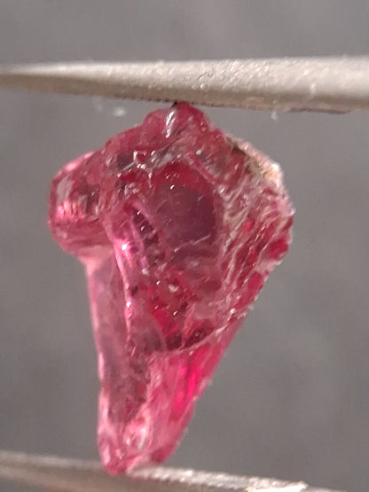 Natural Rhodolite Garnet - 3.235 ct - Rough Garnet for faceting - unheated - purplish red - Natural Gems Belgium
