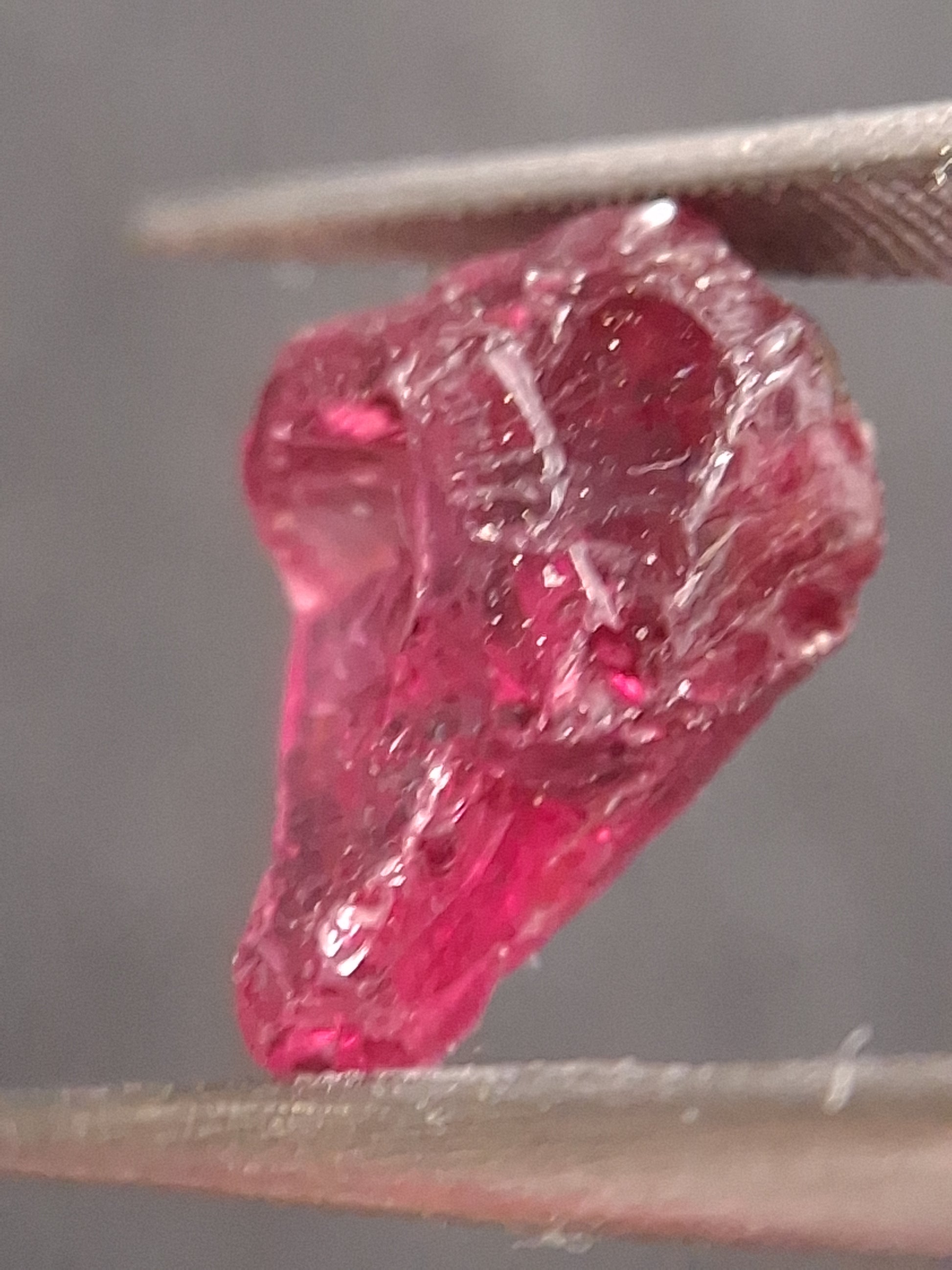 Natural Rhodolite Garnet - 3.235 ct - Rough Garnet for faceting - unheated - purplish red - Natural Gems Belgium
