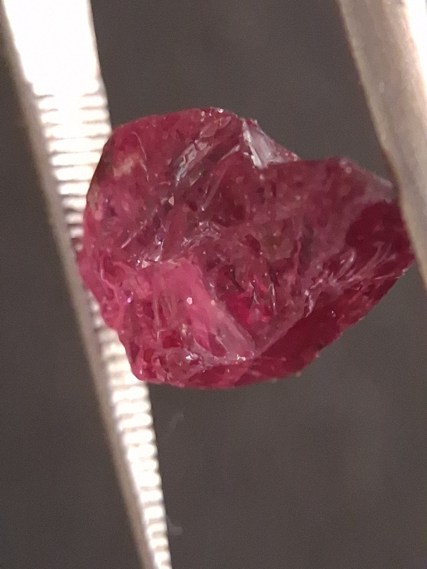 Natural Rhodolite Garnet - 3.235 ct - Rough Garnet for faceting - unheated - purplish red - Natural Gems Belgium