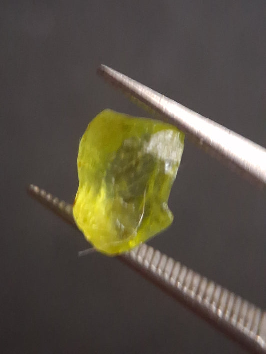Natural Green Peridot - 1.315 ct - rough gemstone - for faceting - good color and luster - Natural Gems Belgium