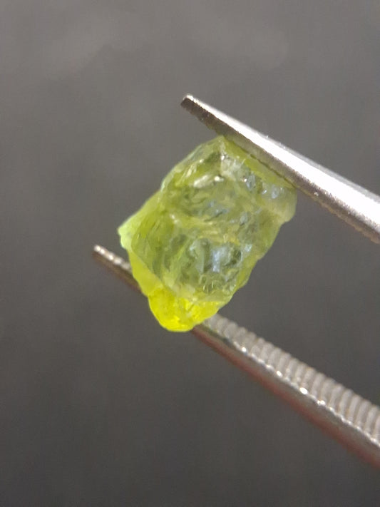 Natural Green Peridot - 1.479 ct - rough gemstone - for faceting - good color and luster - Natural Gems Belgium