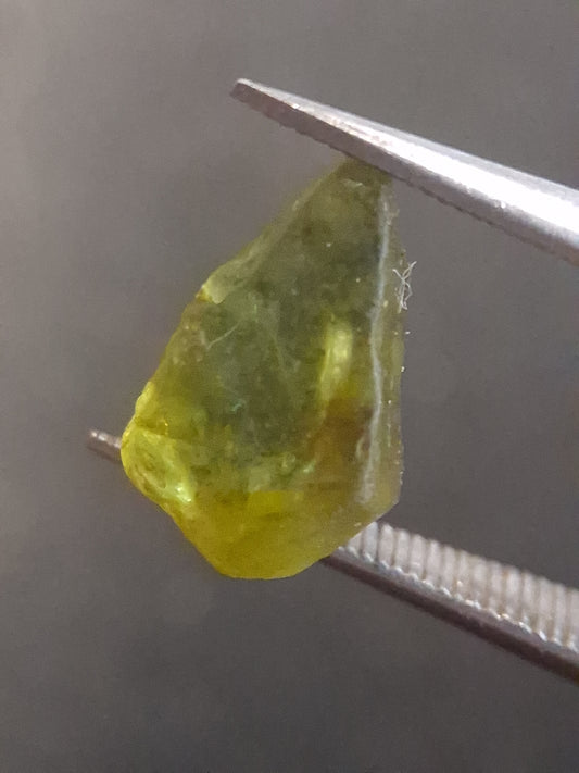Natural Green Peridot - 2.295 ct - rough gemstone - for faceting - good color and luster - Natural Gems Belgium