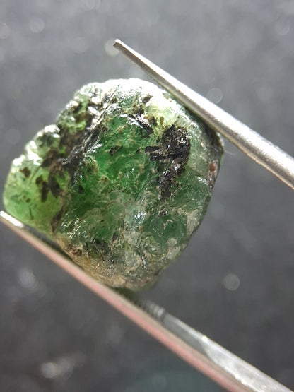 Rough Emerald - 15.870 ct - green rough emerald crystal - Natural Gems Belgium