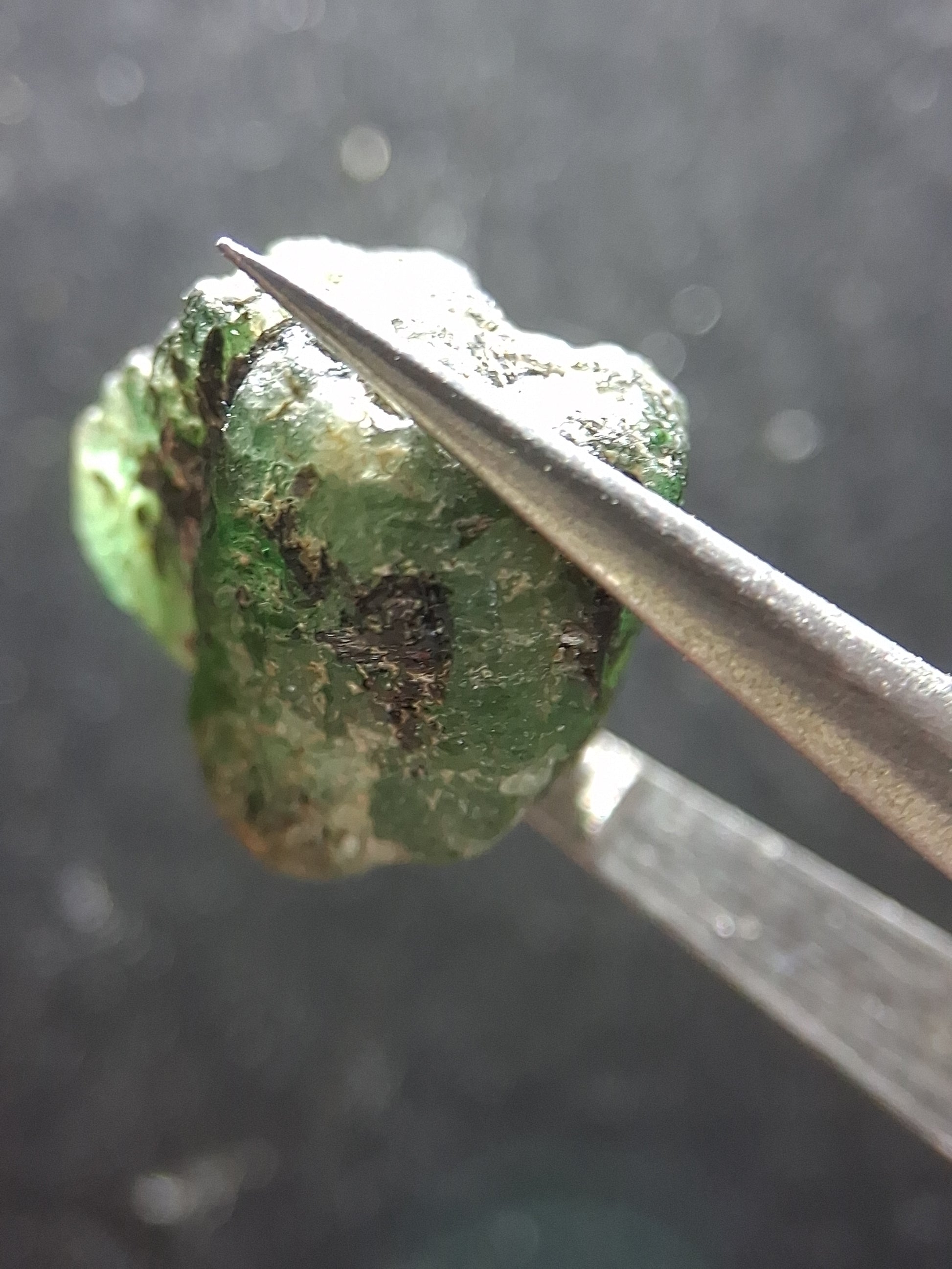Rough Emerald - 15.870 ct - green rough emerald crystal - Natural Gems Belgium