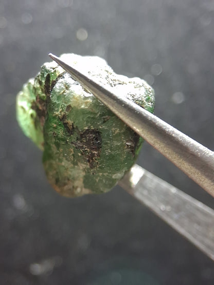 Rough Emerald - 15.870 ct - green rough emerald crystal - Natural Gems Belgium