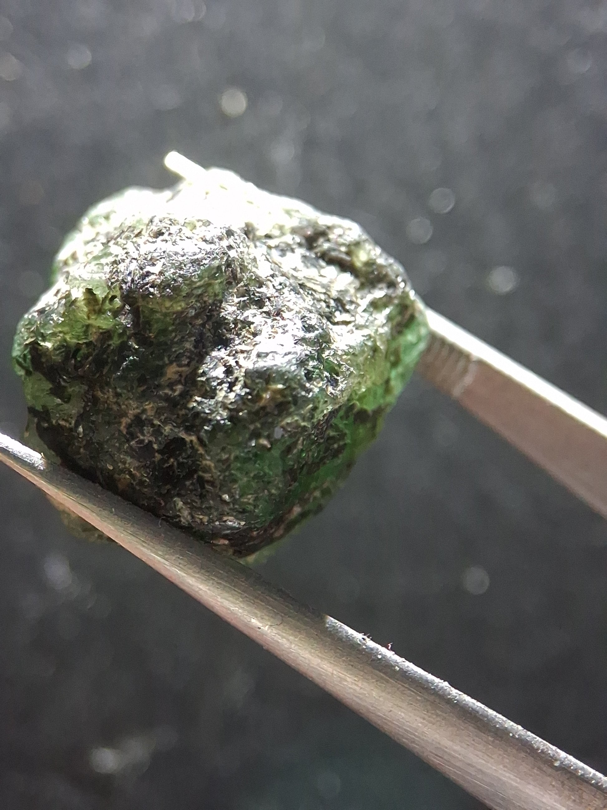 Rough Emerald - 15.870 ct - green rough emerald crystal - Natural Gems Belgium