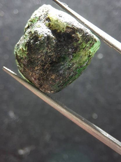 Rough Emerald - 15.870 ct - green rough emerald crystal - Natural Gems Belgium