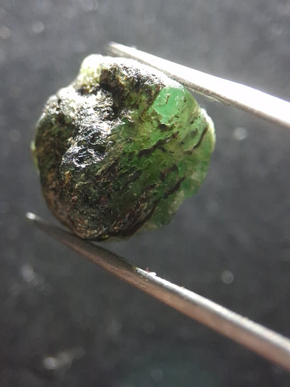 Rough Emerald - 15.870 ct - green rough emerald crystal - Natural Gems Belgium