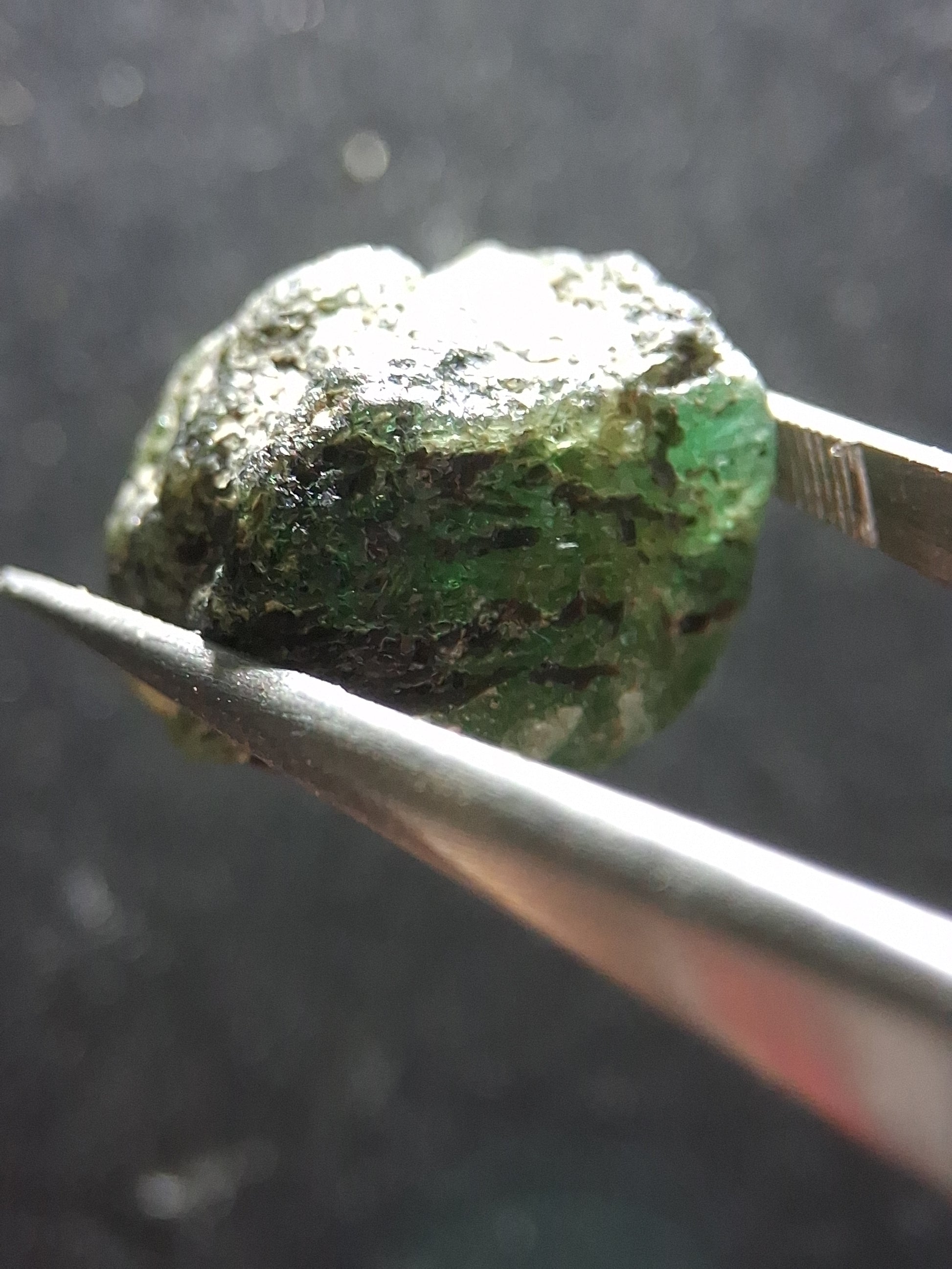 Rough Emerald - 15.870 ct - green rough emerald crystal - Natural Gems Belgium