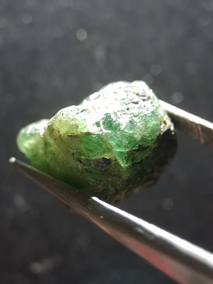 Rough Emerald - 15.870 ct - green rough emerald crystal - Natural Gems Belgium