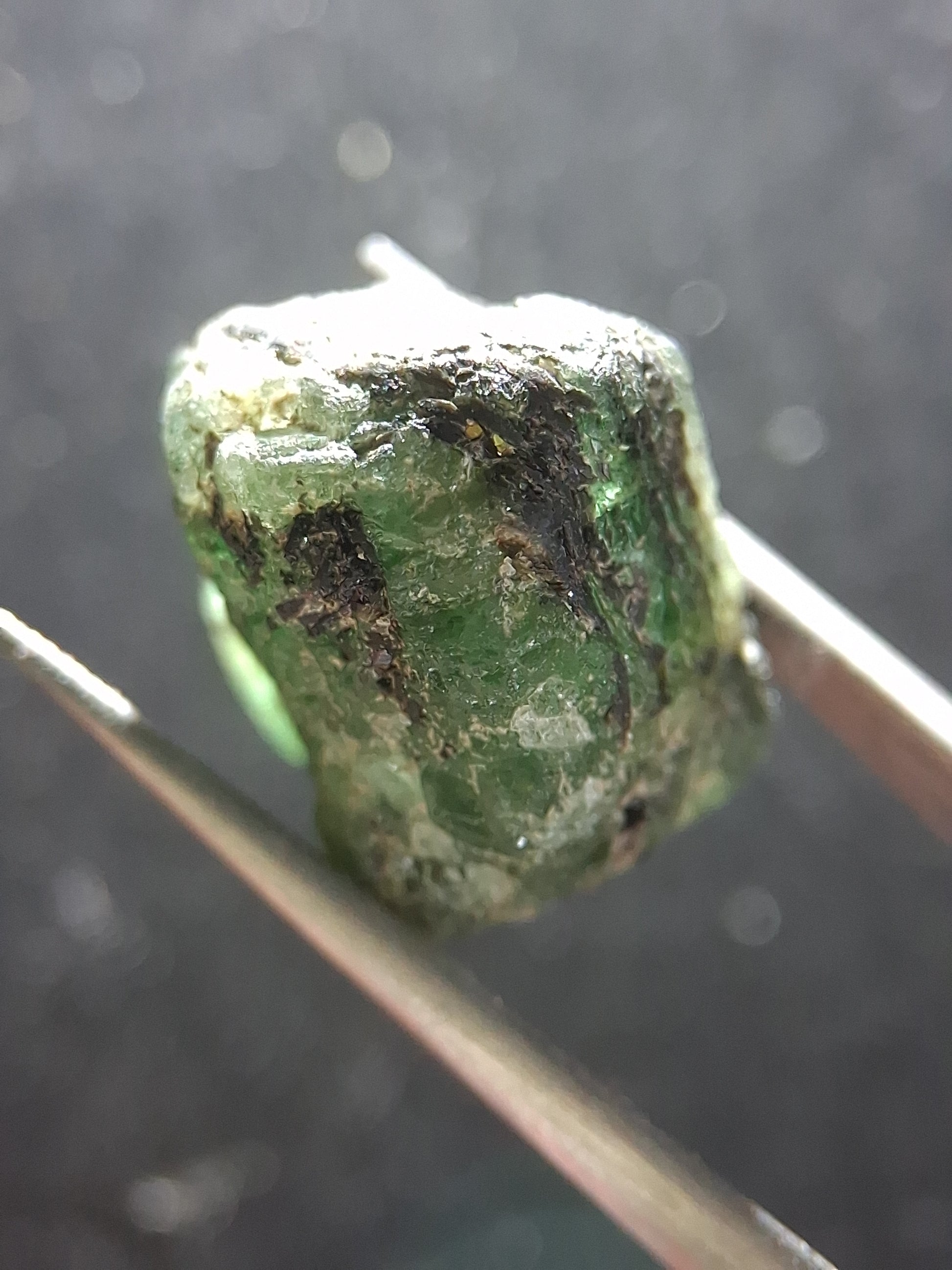 Rough Emerald - 15.870 ct - green rough emerald crystal - Natural Gems Belgium