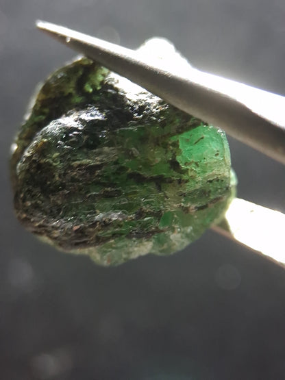 Rough Emerald - 15.870 ct - green rough emerald crystal - Natural Gems Belgium