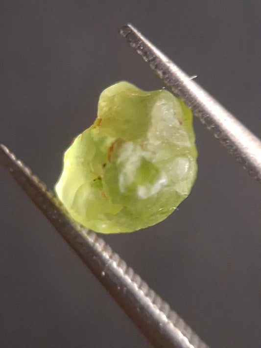 Natural Green Peridot - 1.146 ct - rough gemstone for faceting or rough gemstone jewelry - Natural Gems Belgium