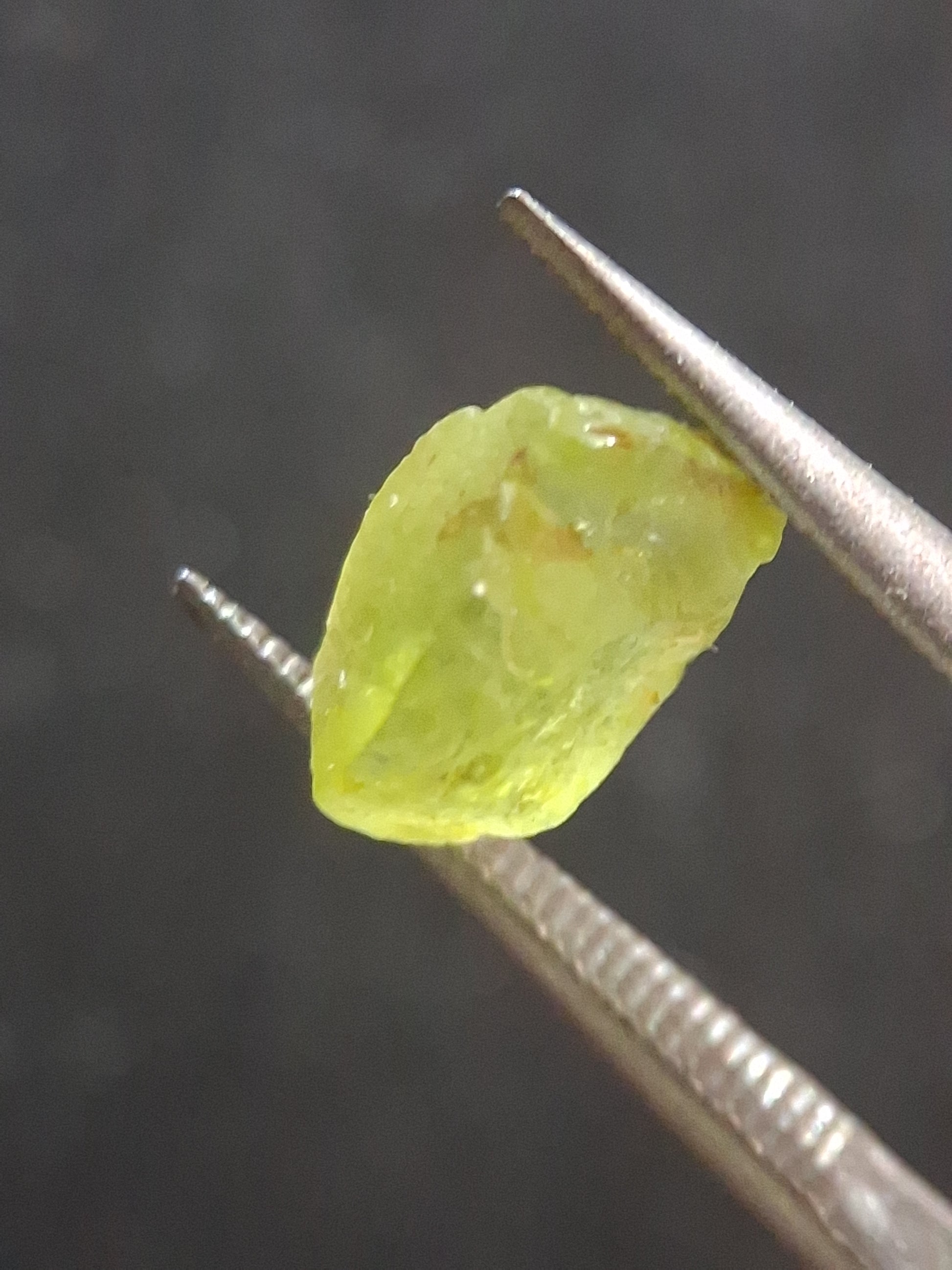 Natural Green Peridot - 1.459 ct - rough gemstone for faceting or rough gemstone jewelry - Natural Gems Belgium