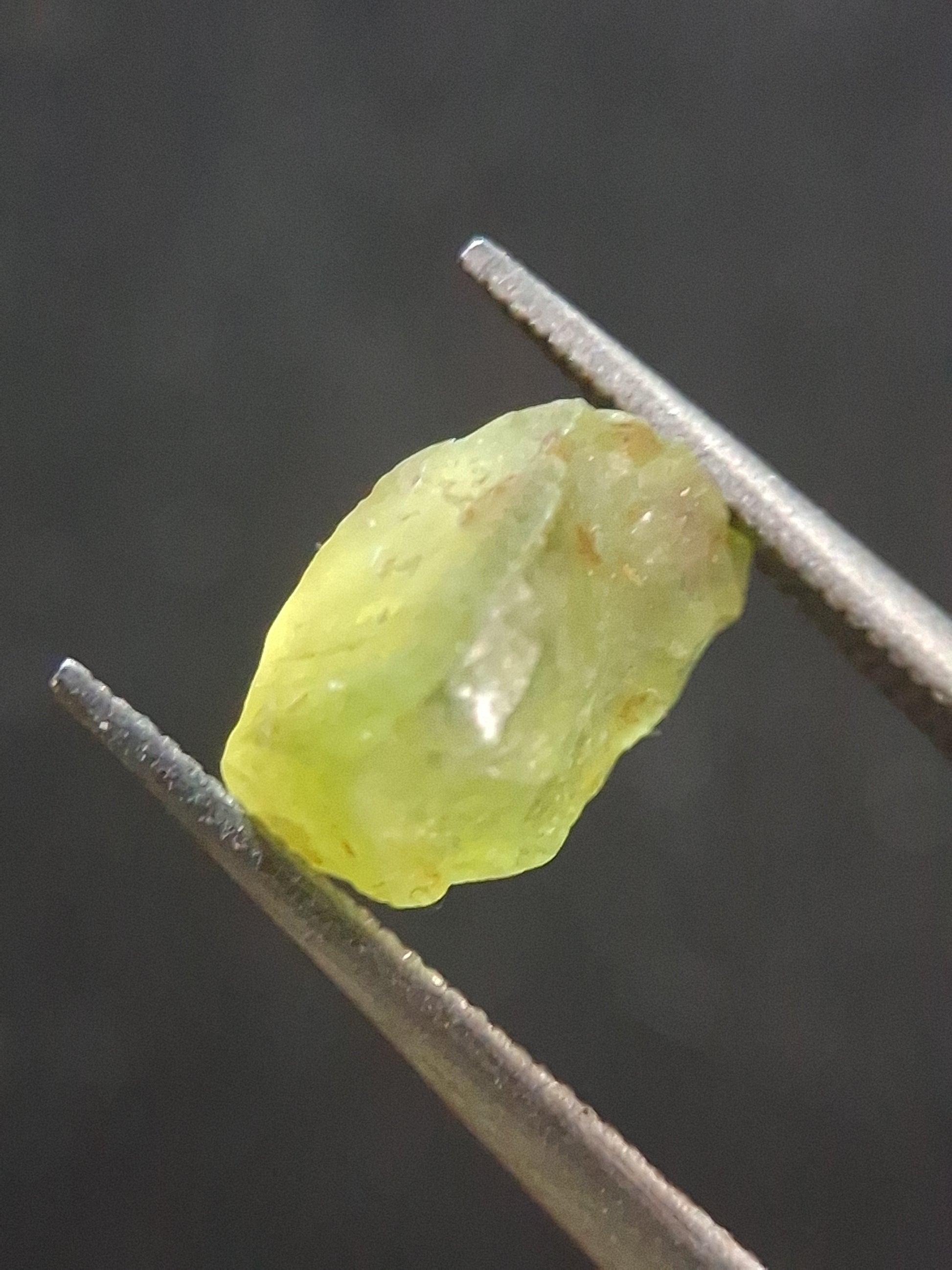 Natural Green Peridot - 1.459 ct - rough gemstone for faceting or rough gemstone jewelry - Natural Gems Belgium