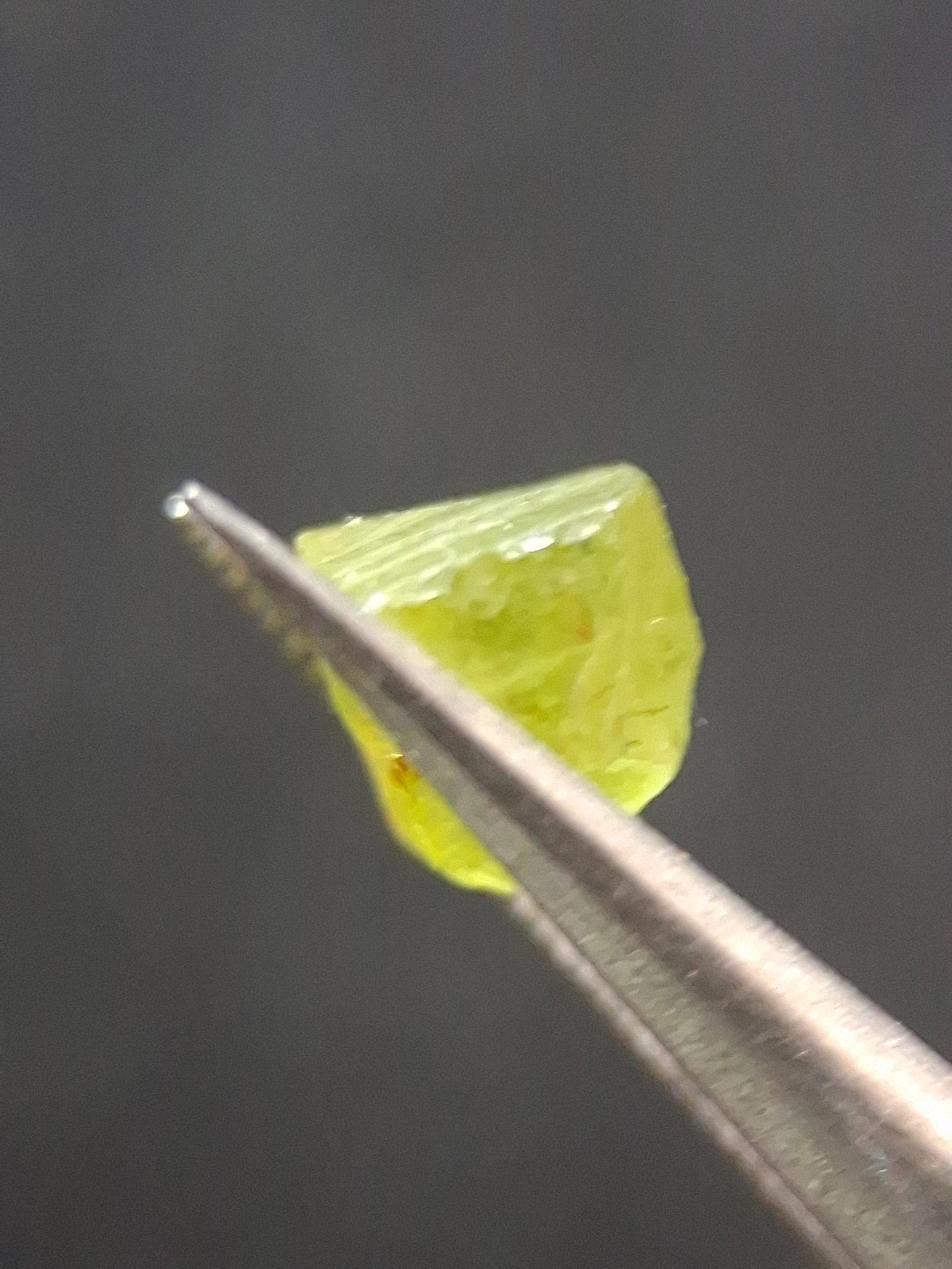 Natural Green Peridot - 1.459 ct - rough gemstone for faceting or rough gemstone jewelry - Natural Gems Belgium