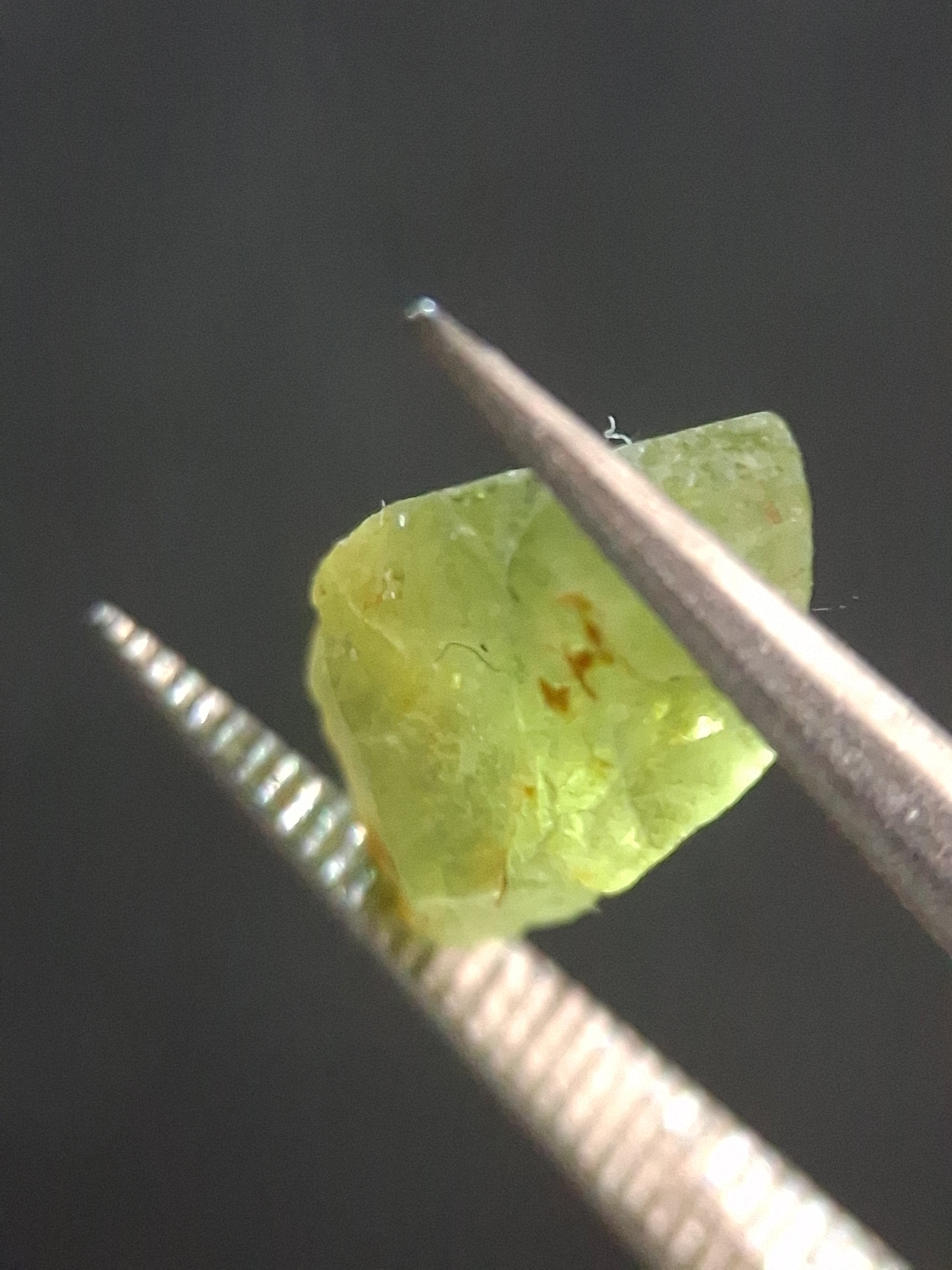 Natural Green Peridot - 1.459 ct - rough gemstone for faceting or rough gemstone jewelry - Natural Gems Belgium