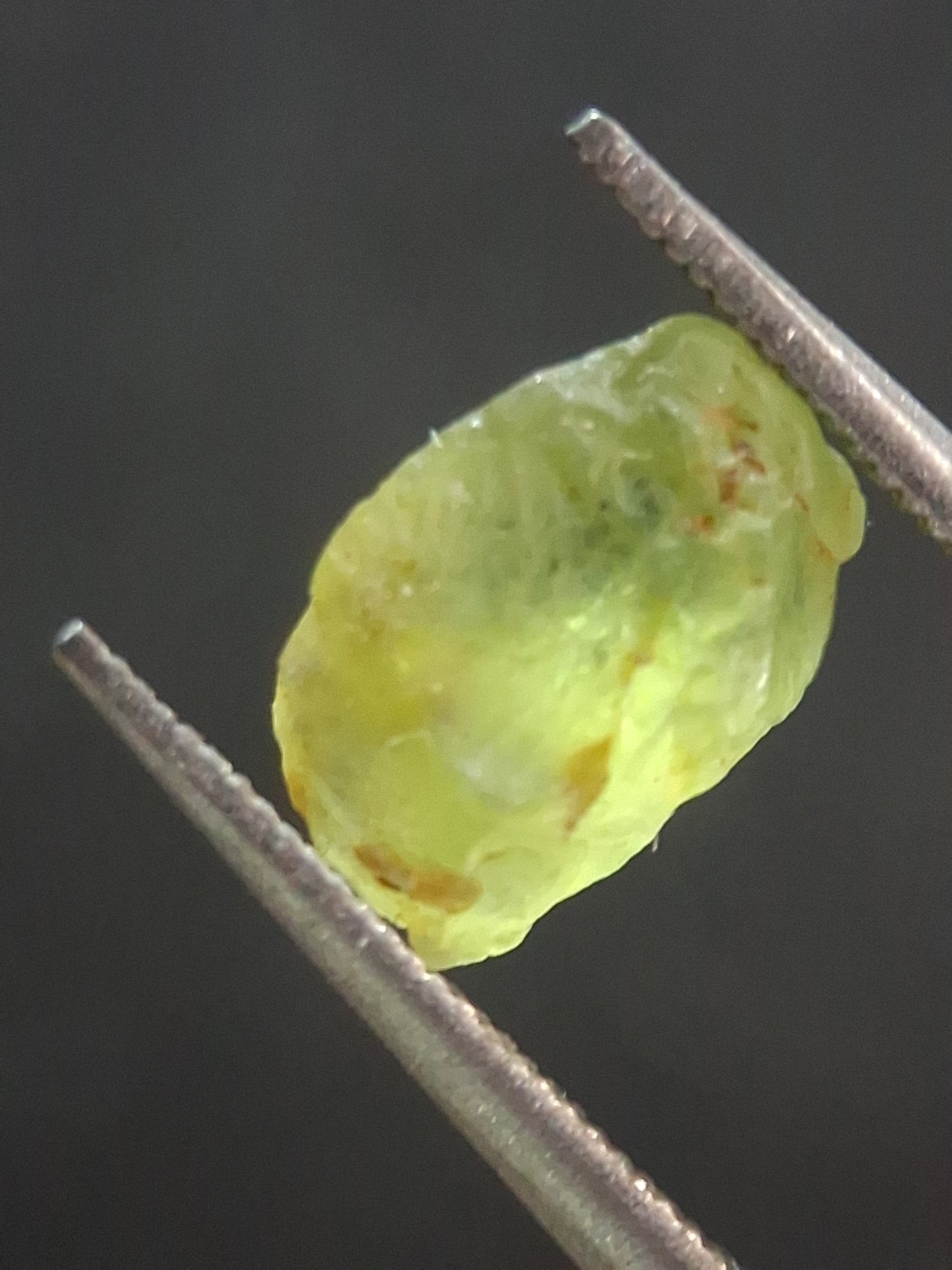 Natural Green Peridot - 1.459 ct - rough gemstone for faceting or rough gemstone jewelry - Natural Gems Belgium