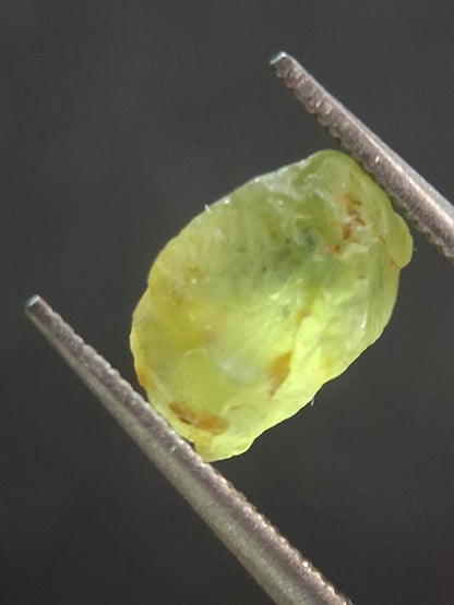 Natural Green Peridot - 1.459 ct - rough gemstone for faceting or rough gemstone jewelry - Natural Gems Belgium