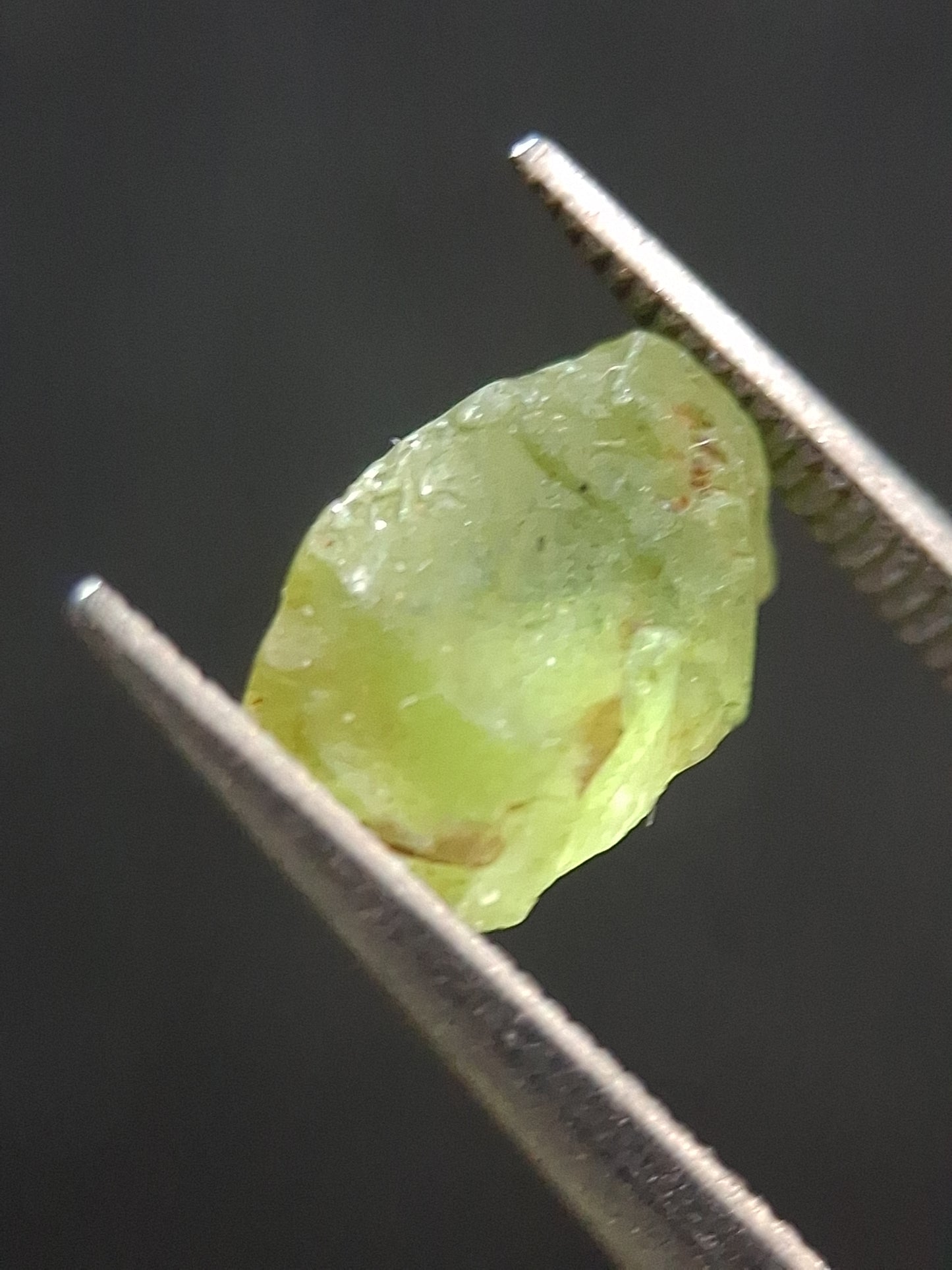 Natural Green Peridot - 1.459 ct - rough gemstone for faceting or rough gemstone jewelry - Natural Gems Belgium