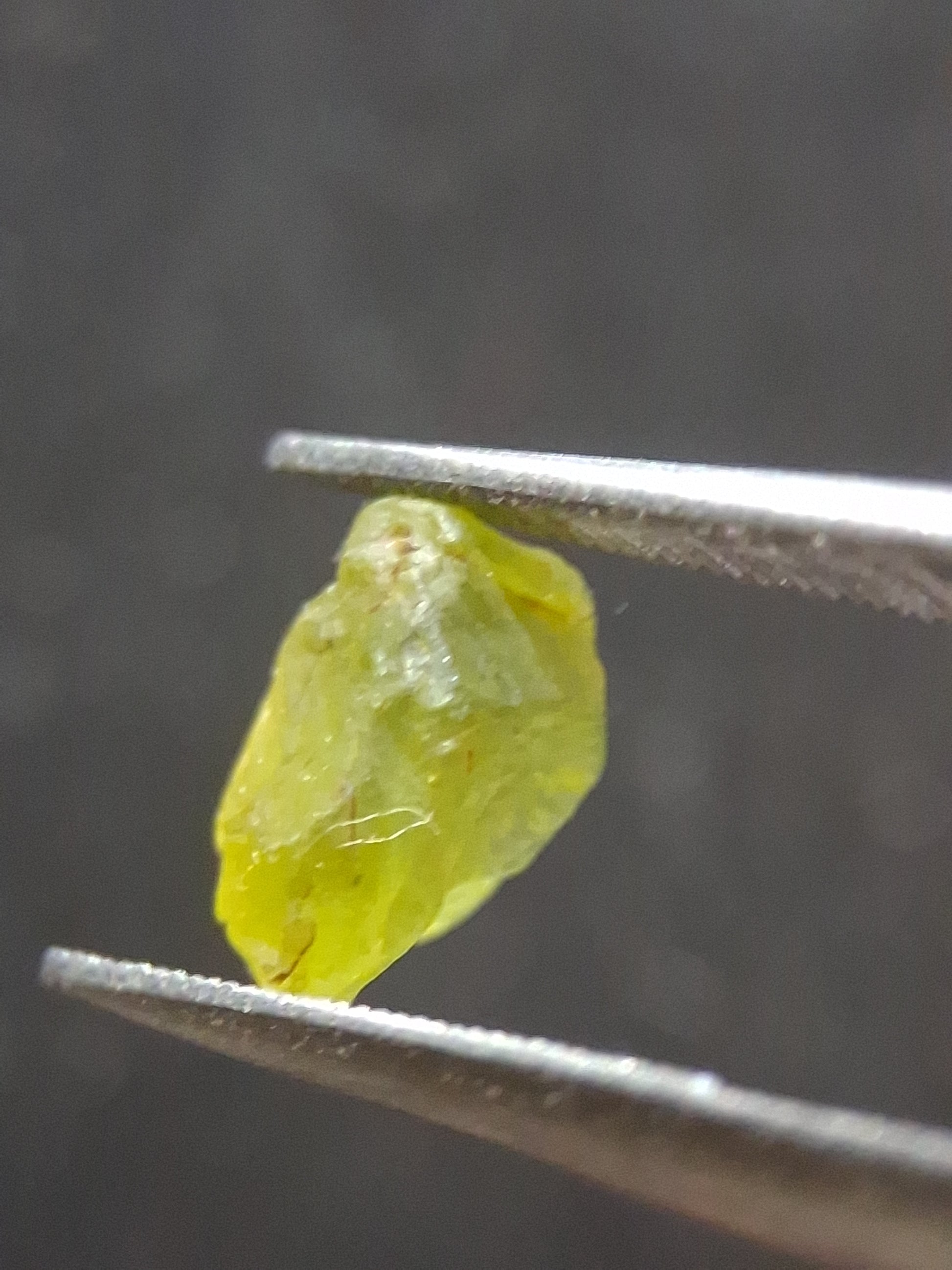 Natural Green Peridot - 1.459 ct - rough gemstone for faceting or rough gemstone jewelry - Natural Gems Belgium
