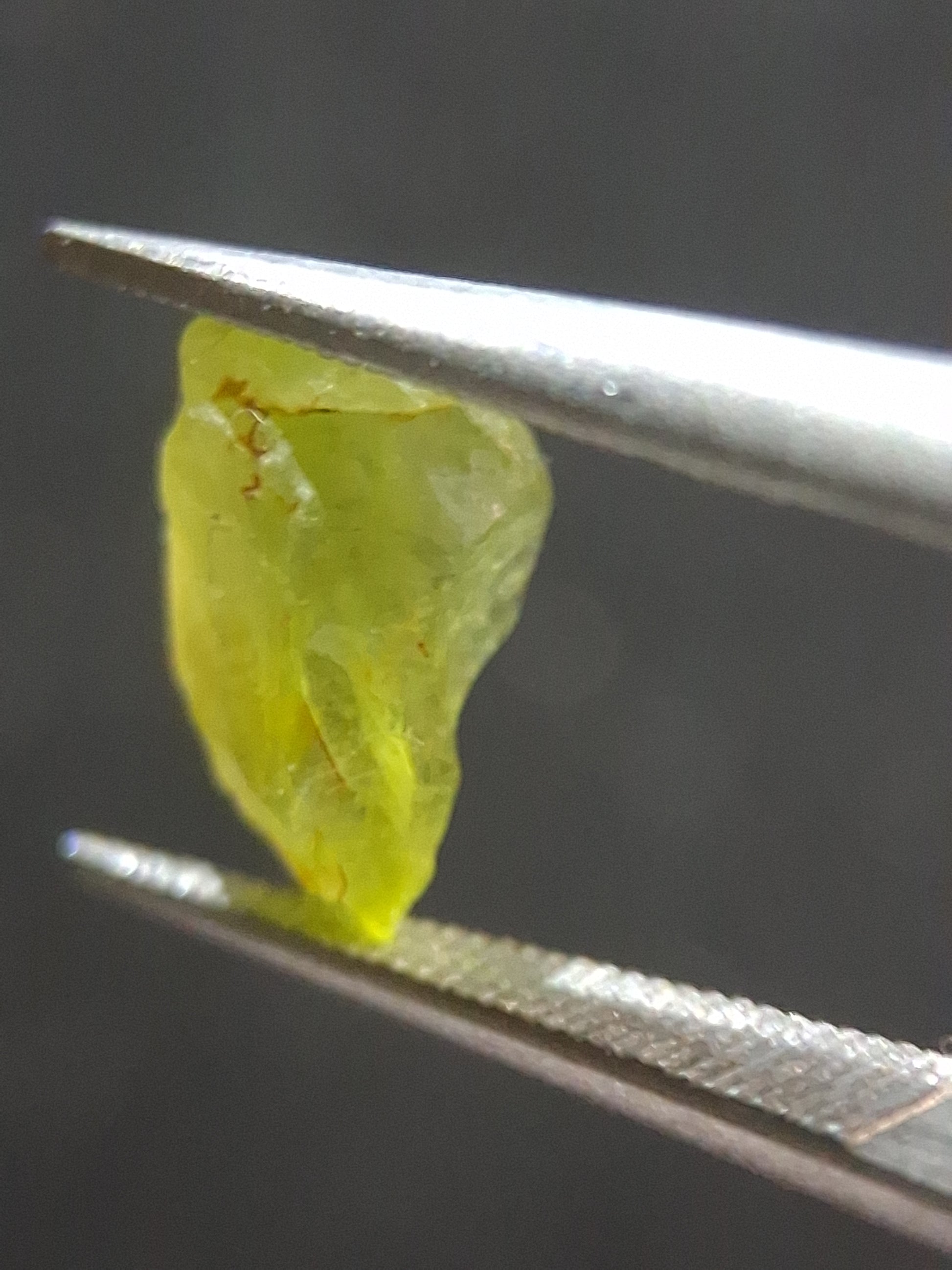 Natural Green Peridot - 1.459 ct - rough gemstone for faceting or rough gemstone jewelry - Natural Gems Belgium