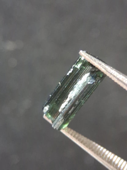 Rough tourmaline - for faceting or rough gemstone jewelry - 1.585 ct - green verdelite - Natural Gems Belgium