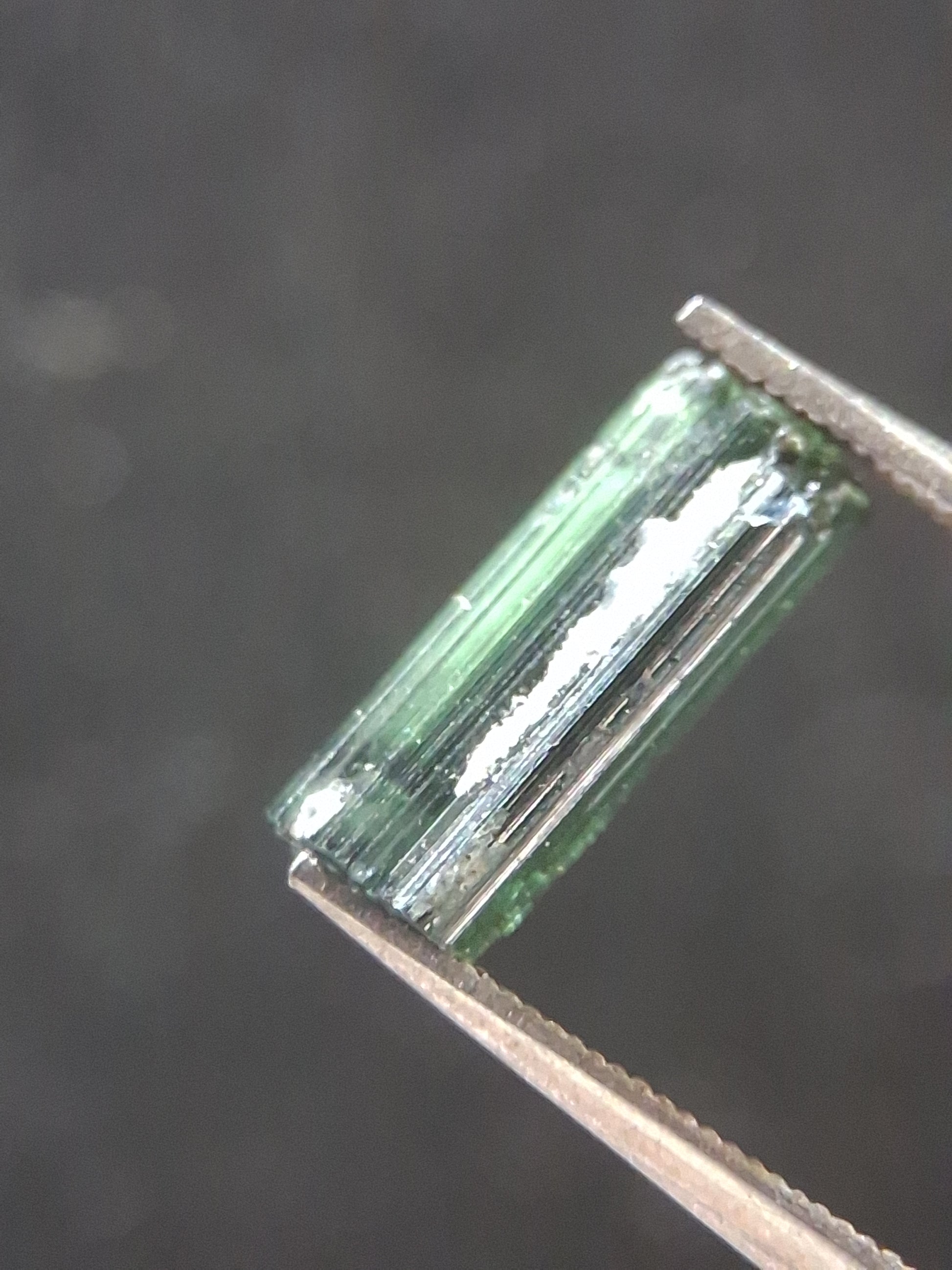Rough tourmaline - for faceting or rough gemstone jewelry - 1.585 ct - green verdelite - Natural Gems Belgium