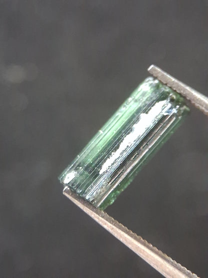 Rough tourmaline - for faceting or rough gemstone jewelry - 1.585 ct - green verdelite - Natural Gems Belgium