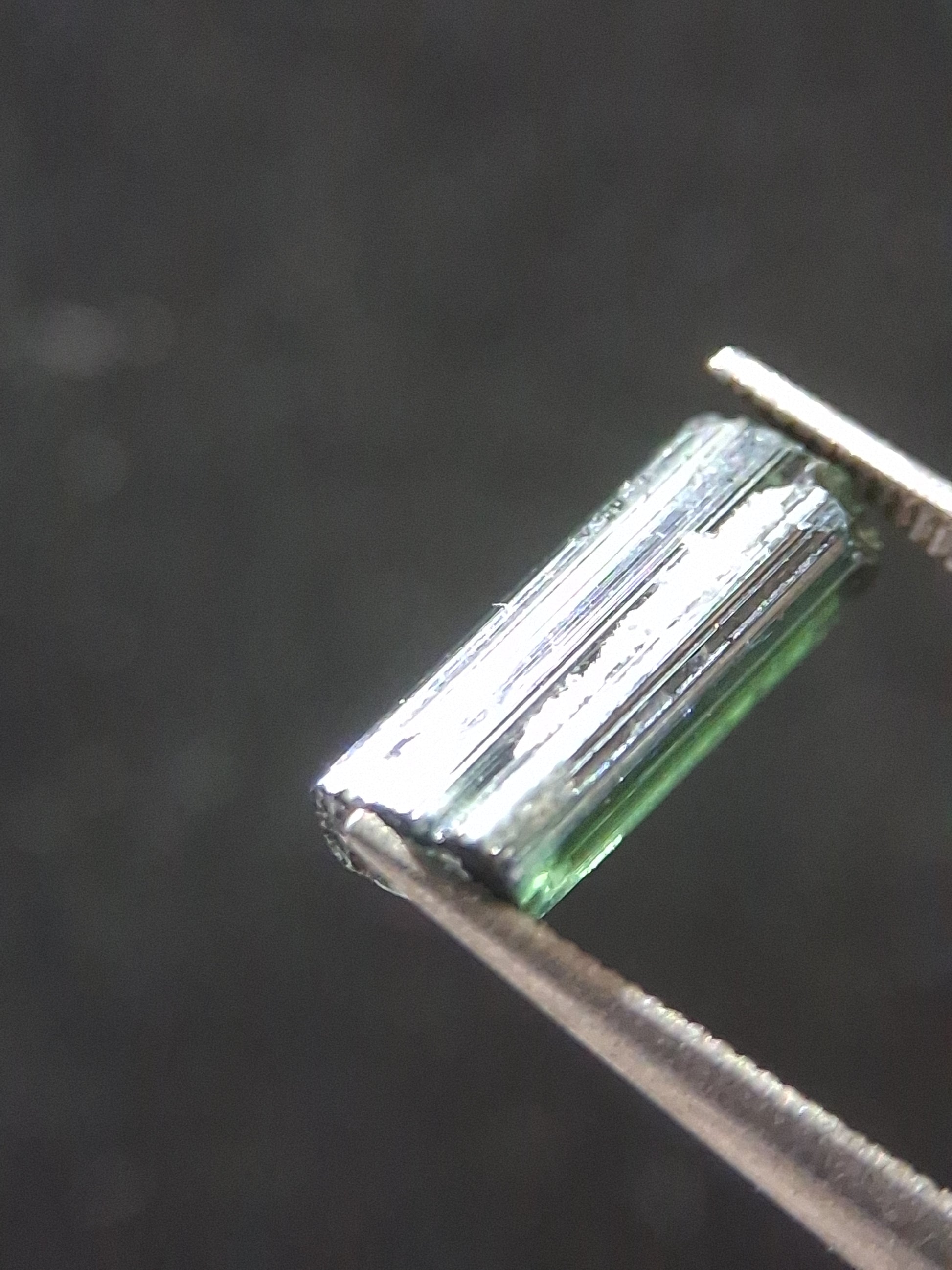Rough tourmaline - for faceting or rough gemstone jewelry - 1.585 ct - green verdelite - Natural Gems Belgium
