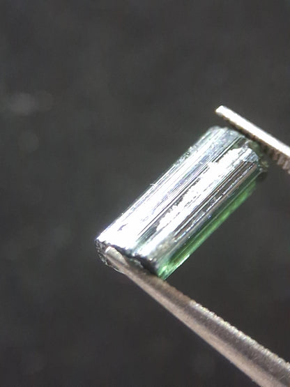 Rough tourmaline - for faceting or rough gemstone jewelry - 1.585 ct - green verdelite - Natural Gems Belgium