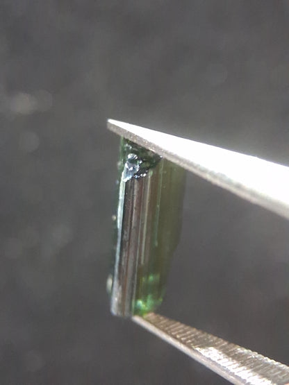 Rough tourmaline - for faceting or rough gemstone jewelry - 1.585 ct - green verdelite - Natural Gems Belgium