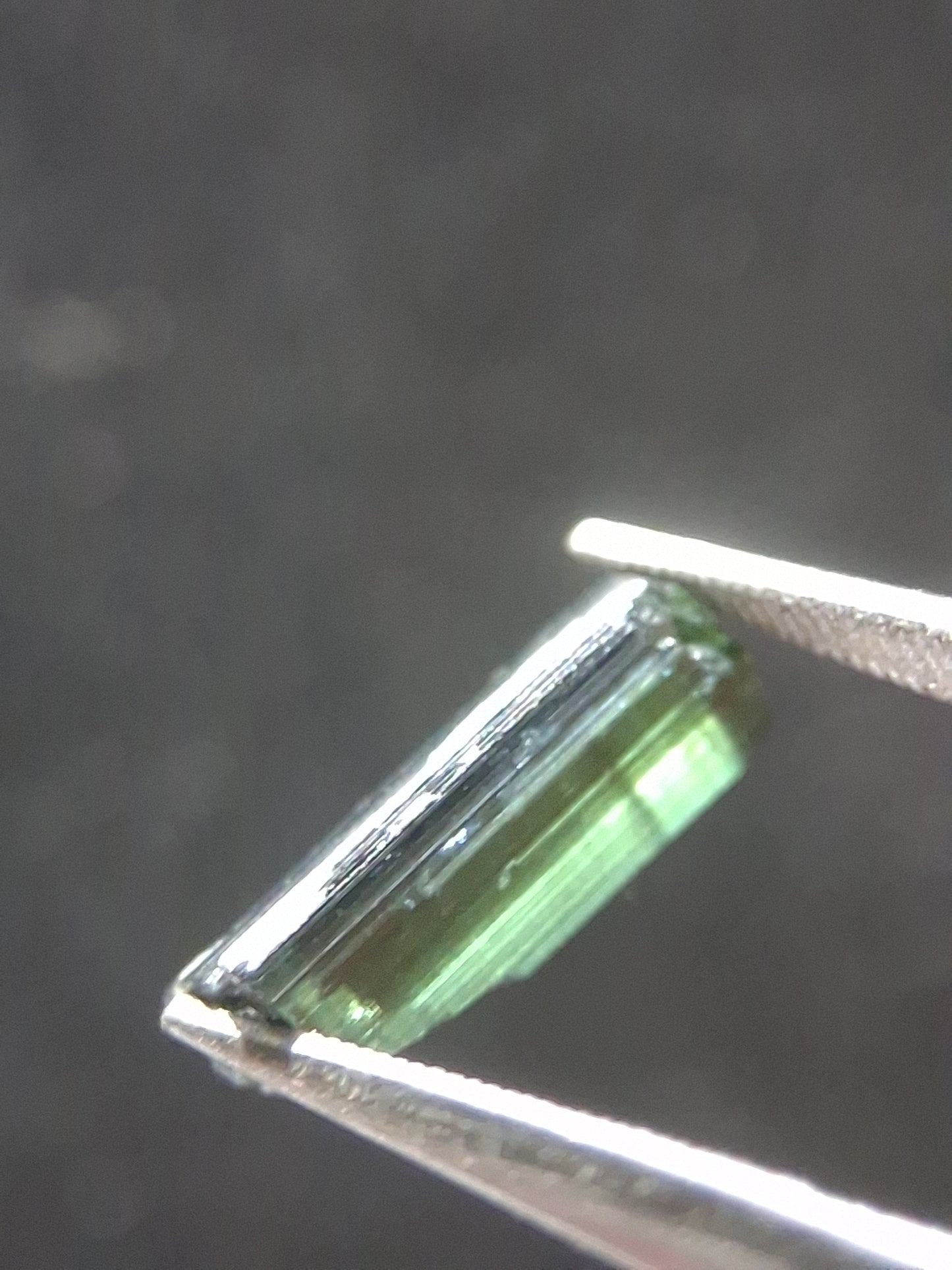 Rough tourmaline - for faceting or rough gemstone jewelry - 1.585 ct - green verdelite - Natural Gems Belgium