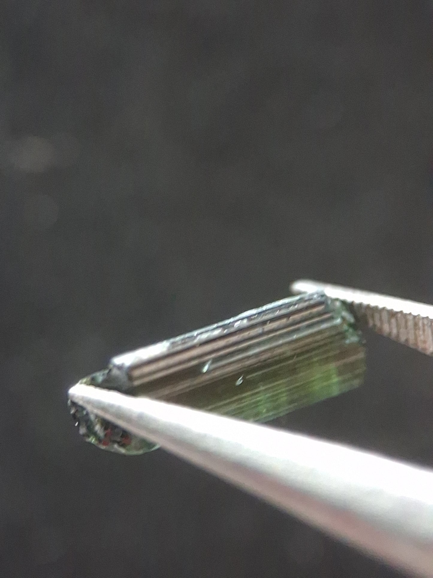 Rough tourmaline - for faceting or rough gemstone jewelry - 1.585 ct - green verdelite - Natural Gems Belgium