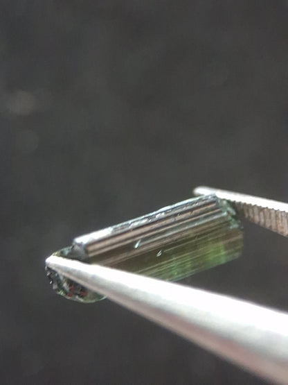 Rough tourmaline - for faceting or rough gemstone jewelry - 1.585 ct - green verdelite - Natural Gems Belgium