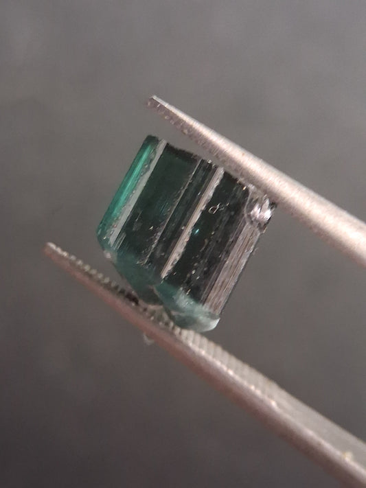 Rough tourmaline - for faceting or rough gemstone jewelry - 2.801 ct - deep green to bluish green - Natural Gems Belgium